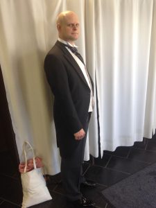 Kuvassa on Anssi saketti päällä sivusta kuvattuna.