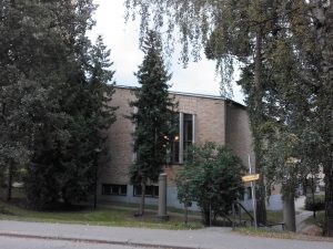 Kuvassa on Meilahden kirkko toisesta suunnasta kuvattuna. Kuvassa näkyy käynti sisäpihalle.