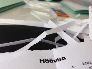 Kuvassa leikattua paperisilppua, yhdessä kappaleessa lukee "häävisa".